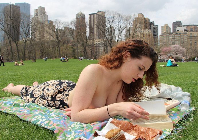 Книголюбы Нью-Йорка встретили первые теплые дни топлесс (эротика) Книголюбы Нью-Йорка встретили первые теплые дни топлесс (эротика)
