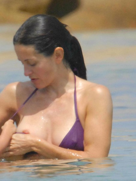 Кортни Кокс Голая - Courteney Cox Nude (засвет груди)