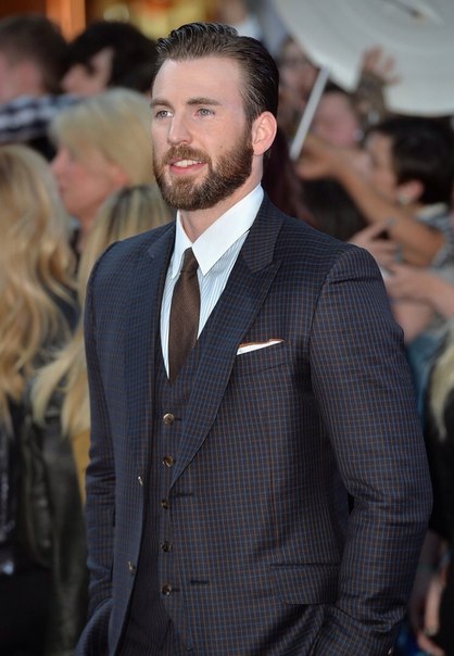 Крис Хемсворт и Крис Эванс на премьере "Мстители:Эра