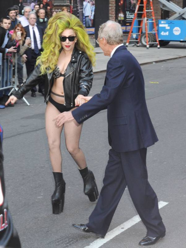 Леди Гага прогулялась по Манхеттену на гигантских каблуках Леди Гага прогулялась по Манхеттену на гигантских каблуках