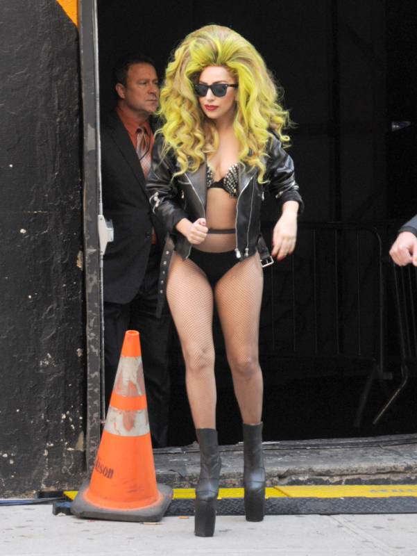 Леди Гага прогулялась по Манхеттену на гигантских каблуках Леди Гага прогулялась по Манхеттену на гигантских каблуках