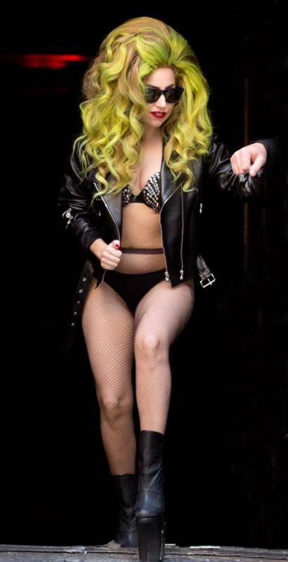 Леди Гага прогулялась по Манхеттену на гигантских каблуках Леди Гага прогулялась по Манхеттену на гигантских каблуках