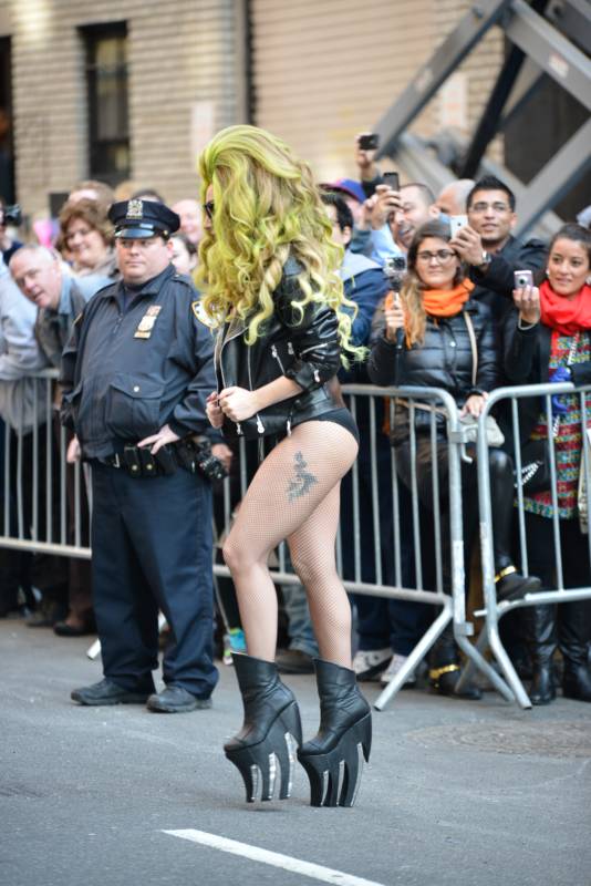 Леди Гага прогулялась по Манхеттену на гигантских каблуках Леди Гага прогулялась по Манхеттену на гигантских каблуках