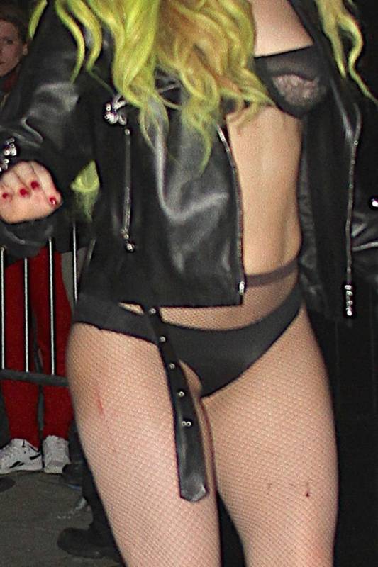 Леди Гага прогулялась по Манхеттену на гигантских каблуках Леди Гага прогулялась по Манхеттену на гигантских каблуках