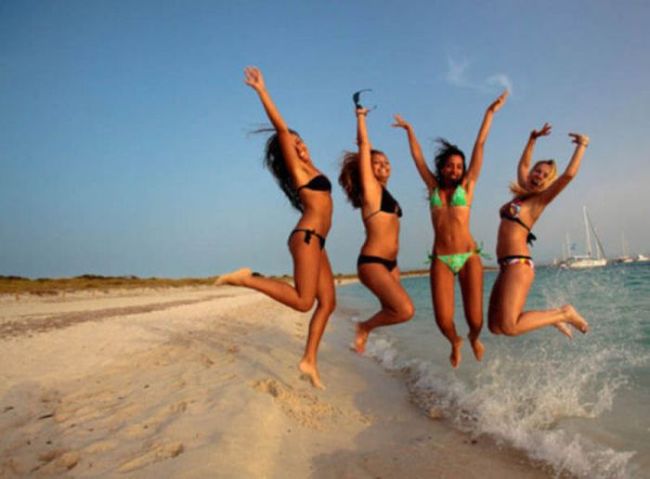 Лето. Девушки. Пляж Лето. Девушки. Пляж