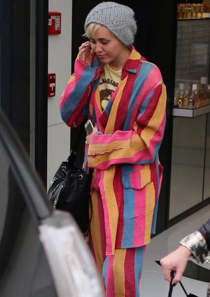 Майли Сайрус в Беверли Хиллз - 21 апреля