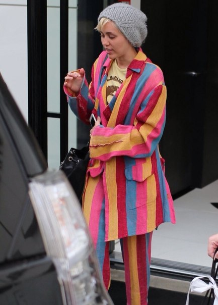 Майли Сайрус в Беверли Хиллз - 21 апреля