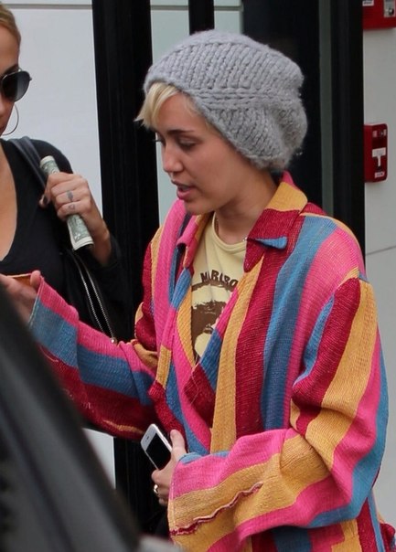 Майли Сайрус в Беверли Хиллз - 21 апреля