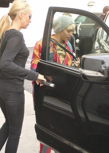 Майли Сайрус в Беверли Хиллз - 21 апреля