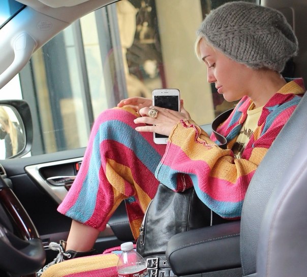 Майли Сайрус в Беверли Хиллз - 21 апреля