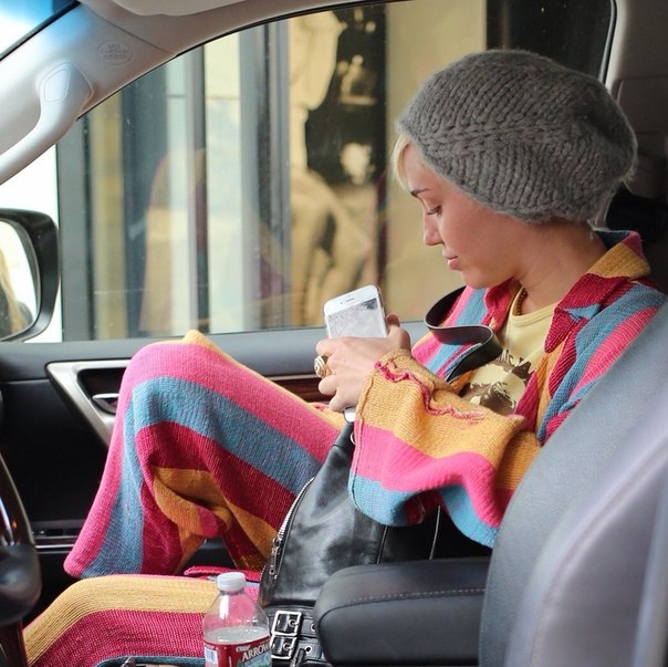 Майли Сайрус в Беверли Хиллз - 21 апреля