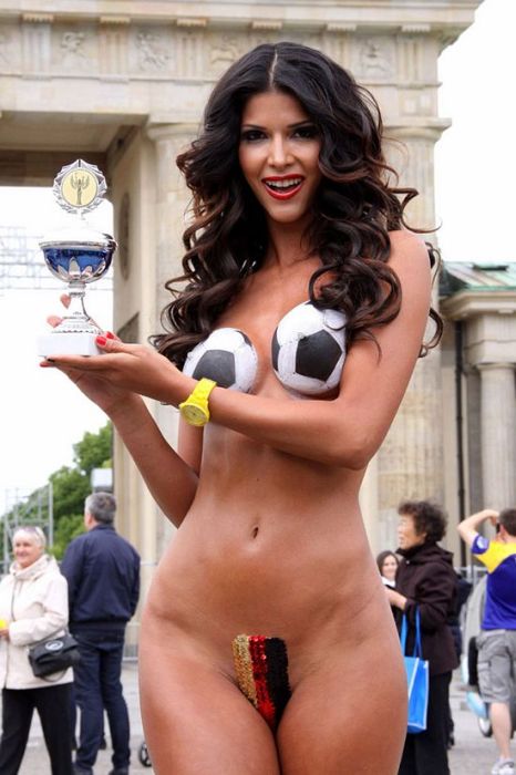 Микаэла Шефер разделась в поддержку немецкой сборной Микаэла Шефер разделась в поддержку немецкой сборной
