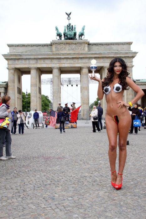 Микаэла Шефер разделась в поддержку немецкой сборной Микаэла Шефер разделась в поддержку немецкой сборной