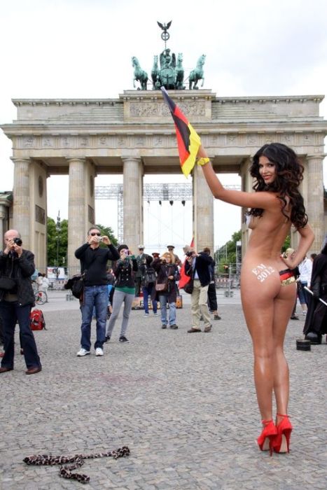 Микаэла Шефер разделась в поддержку немецкой сборной Микаэла Шефер разделась в поддержку немецкой сборной