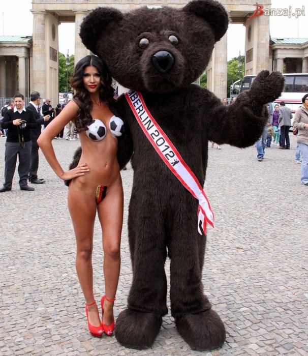 Микаэла Шефер разделась в поддержку немецкой сборной Микаэла Шефер разделась в поддержку немецкой сборной