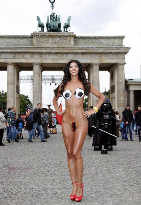 Микаэла Шефер разделась в поддержку немецкой сборной Микаэла Шефер разделась в поддержку немецкой сборной