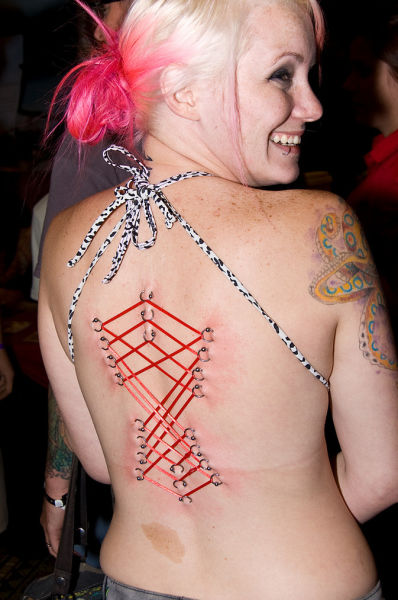 Моддинг тела неформальных девушек Моддинг тела неформальных девушек