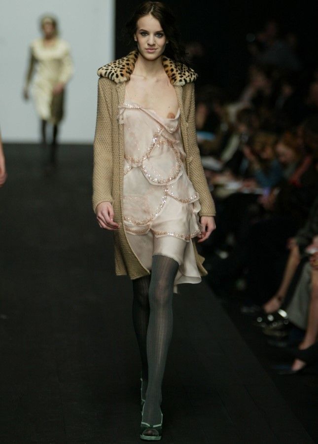 Модели в откровенных одеждах Модели в откровенных одеждах