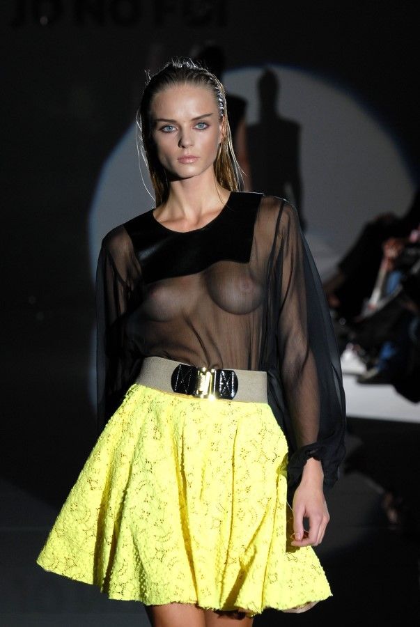 Модели в откровенных одеждах Модели в откровенных одеждах