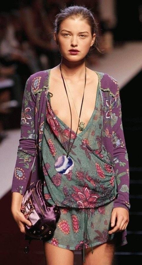 Модели в откровенных одеждах Модели в откровенных одеждах