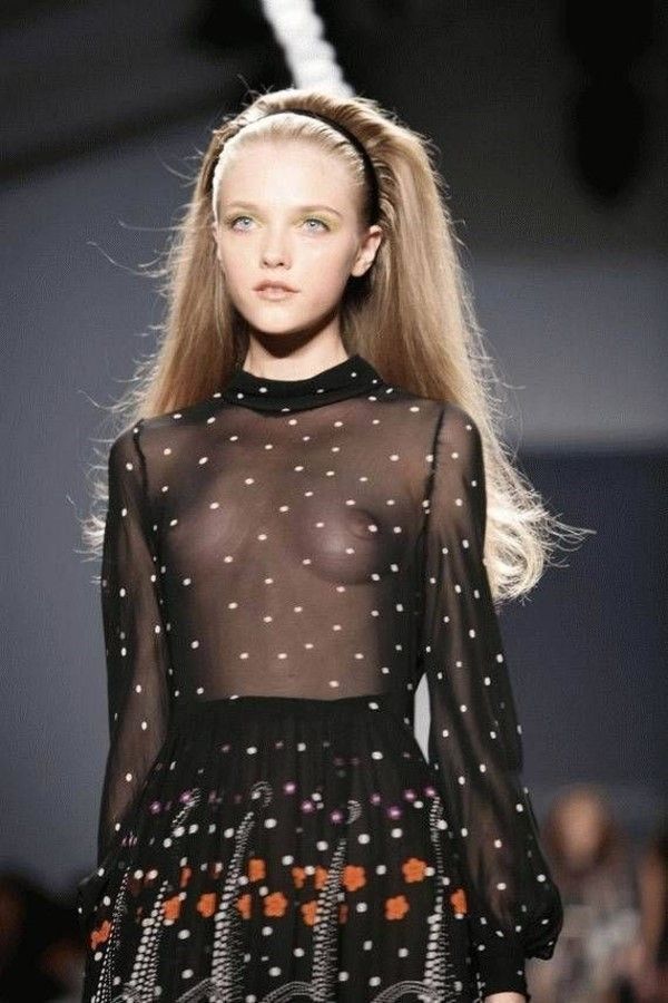 Модели в откровенных одеждах Модели в откровенных одеждах