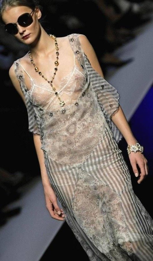 Модели в откровенных одеждах Модели в откровенных одеждах