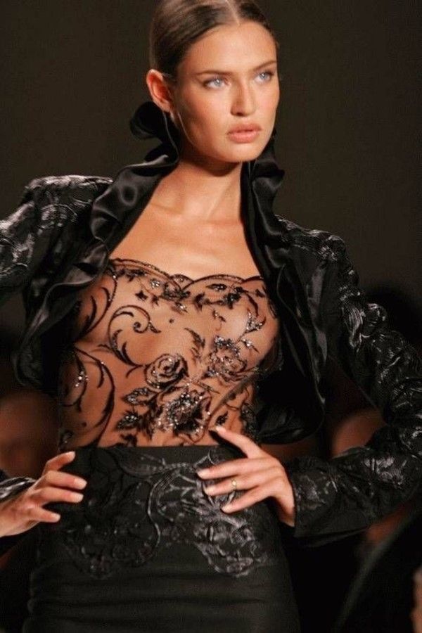 Модели в откровенных одеждах Модели в откровенных одеждах