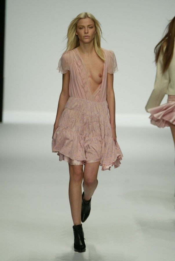 Модели в откровенных одеждах Модели в откровенных одеждах