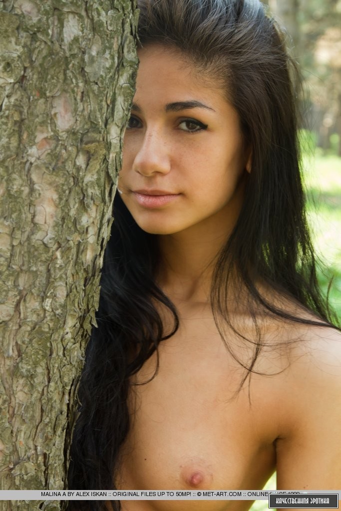 Молодая армянка голышом в лесу
