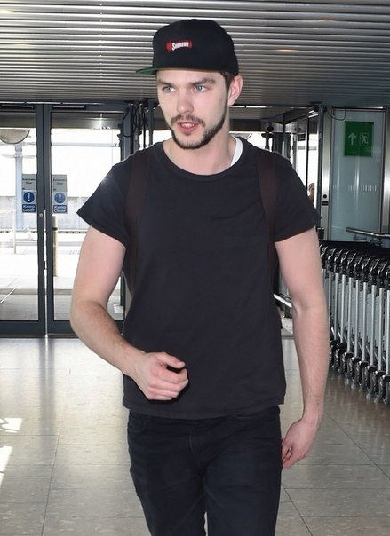 Николас Холт в Лондоне - 20 апреля