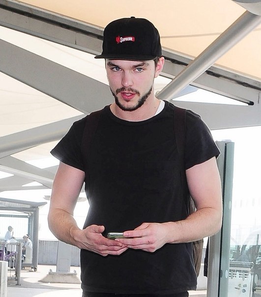 Николас Холт в Лондоне - 20 апреля