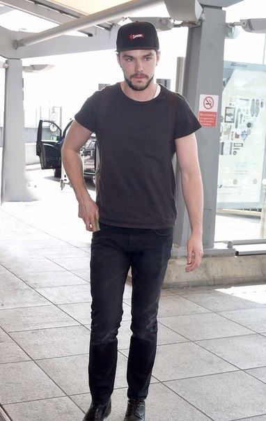 Николас Холт в Лондоне - 20 апреля