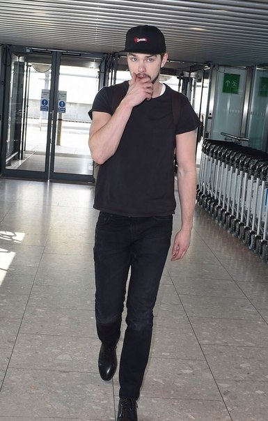 Николас Холт в Лондоне - 20 апреля