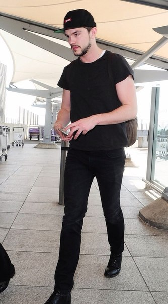 Николас Холт в Лондоне - 20 апреля