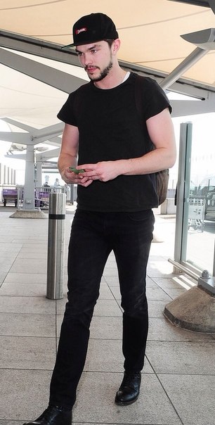 Николас Холт в Лондоне - 20 апреля