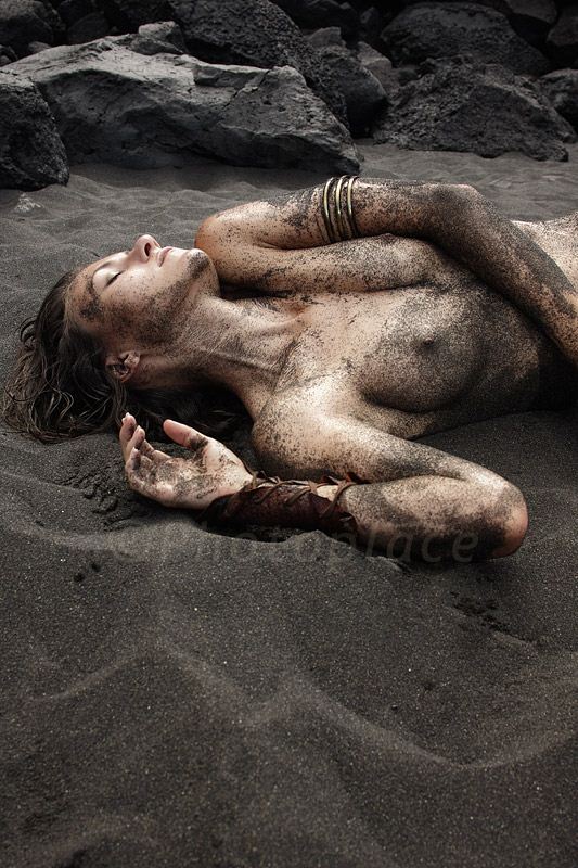 Обнаженные девушки на пляже Обнаженные девушки на пляже