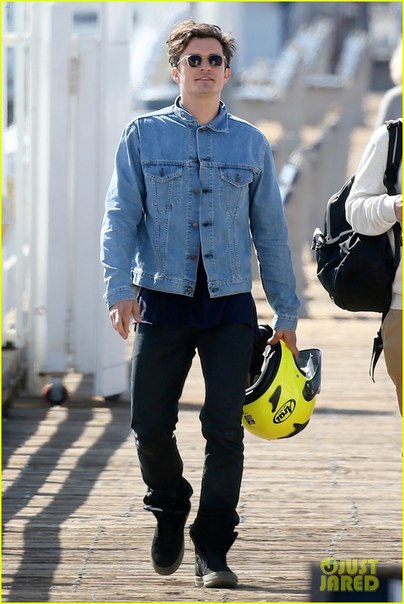 Орландо Блум в Малибу;Дэвид Бэкхем в Брентвуде.