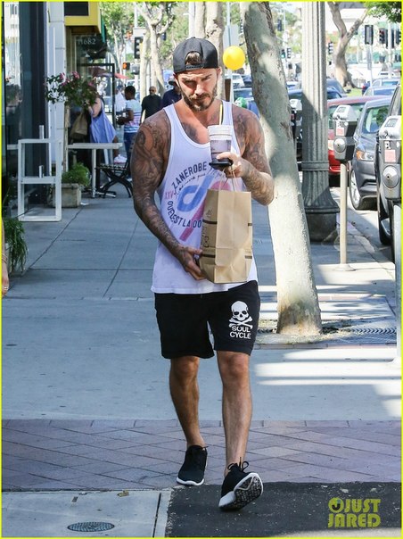 Орландо Блум в Малибу;Дэвид Бэкхем в Брентвуде.