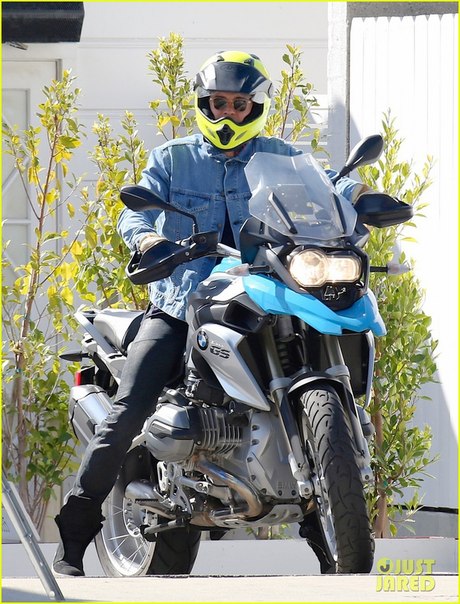 Орландо Блум в Малибу;Дэвид Бэкхем в Брентвуде.