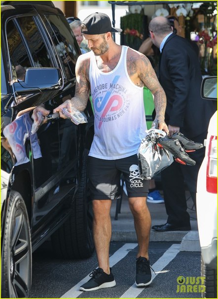 Орландо Блум в Малибу;Дэвид Бэкхем в Брентвуде.