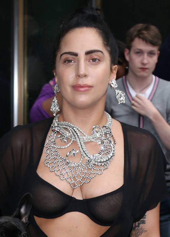 Откровенный наряд Леди Гагы Откровенный наряд Леди Гагы