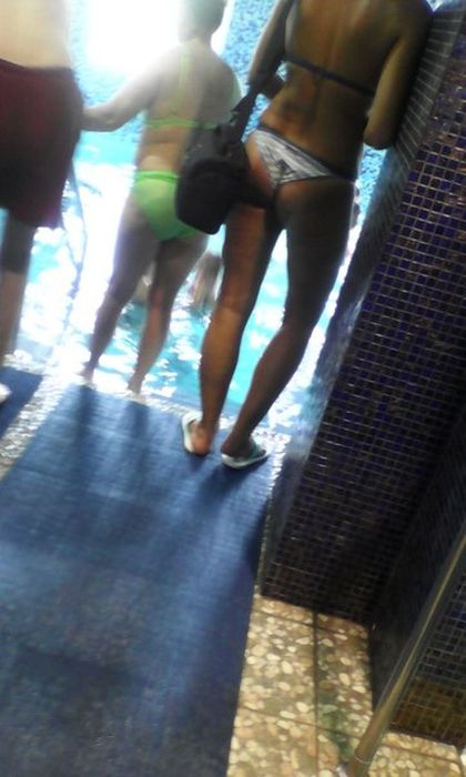 "Подглядываем" за девушками