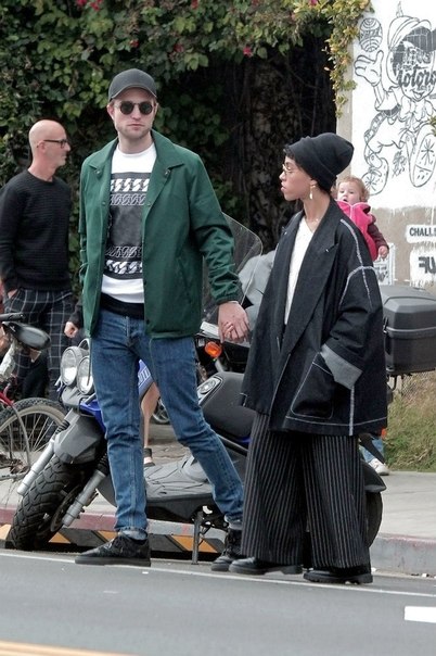 Роберт Паттинсон со своей девушкой FKA Twigs