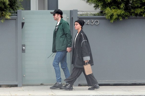 Роберт Паттинсон со своей девушкой FKA Twigs