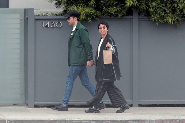 Роберт Паттинсон со своей девушкой FKA Twigs