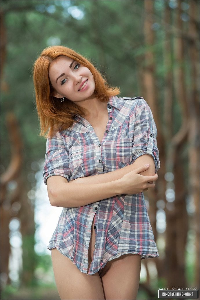 Рыжая девушка в лесу Рыжая девушка в лесу