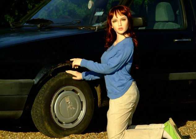 Секс-кукла продаёт машину на eBay Секс-кукла продаёт машину на eBay