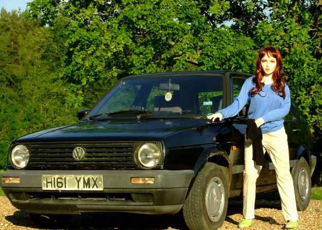 Секс-кукла продаёт машину на eBay Секс-кукла продаёт машину на eBay