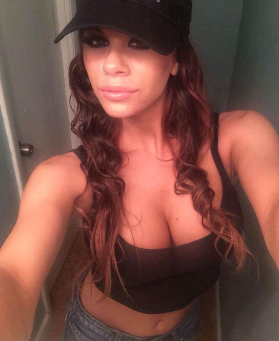 Сексуальные официантки в бикини