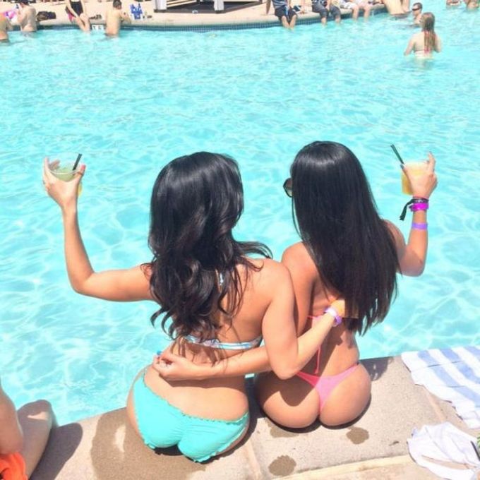 Сексуальные официантки в бикини